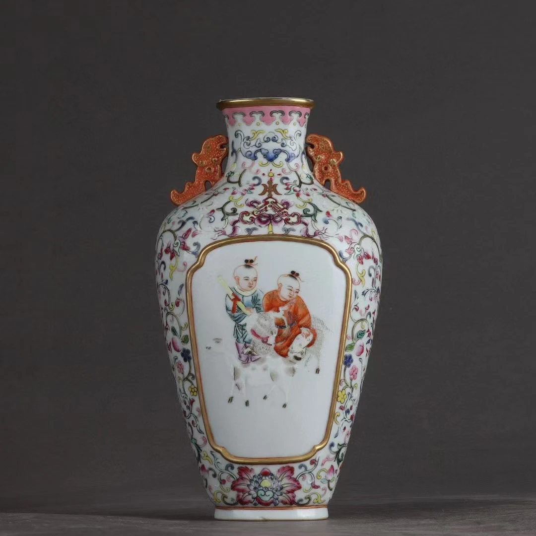 粉彩缠枝花卉描金开窗人物双耳瓶 规格：高20 cm 肚径11 cm
