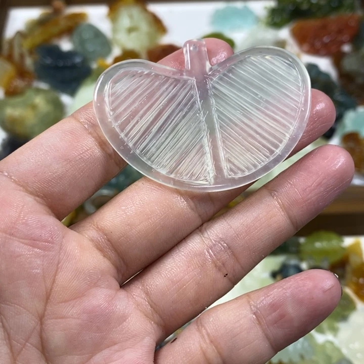 未镶嵌蛇纹石玉吊坠