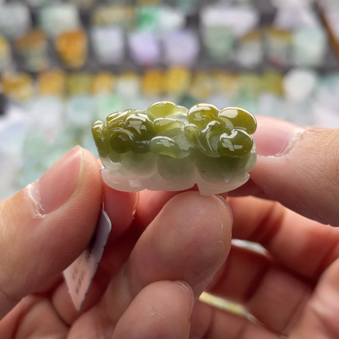 翡翠颈饰未镶嵌易****房貔貅