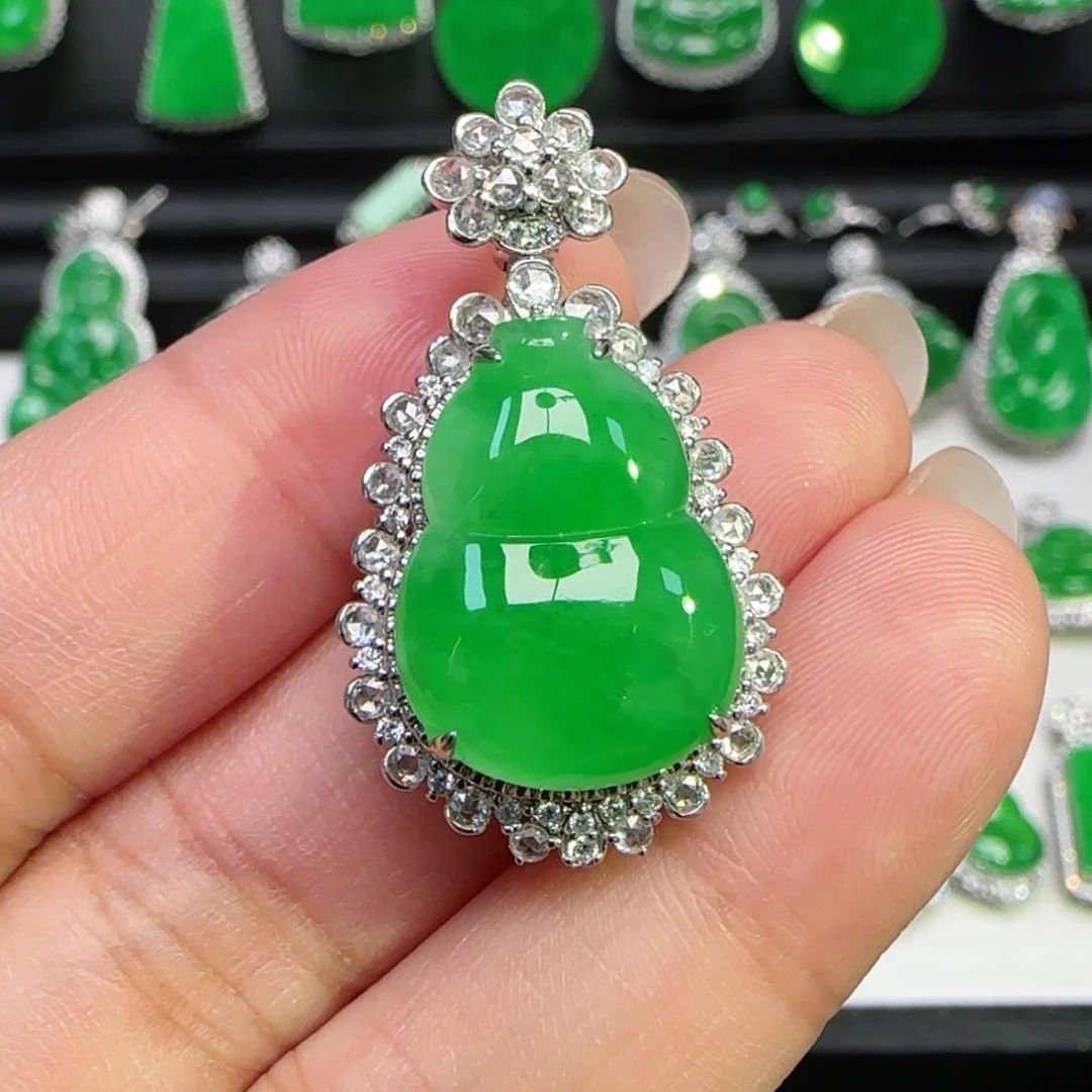 翡翠18K金镶嵌颈饰吊坠