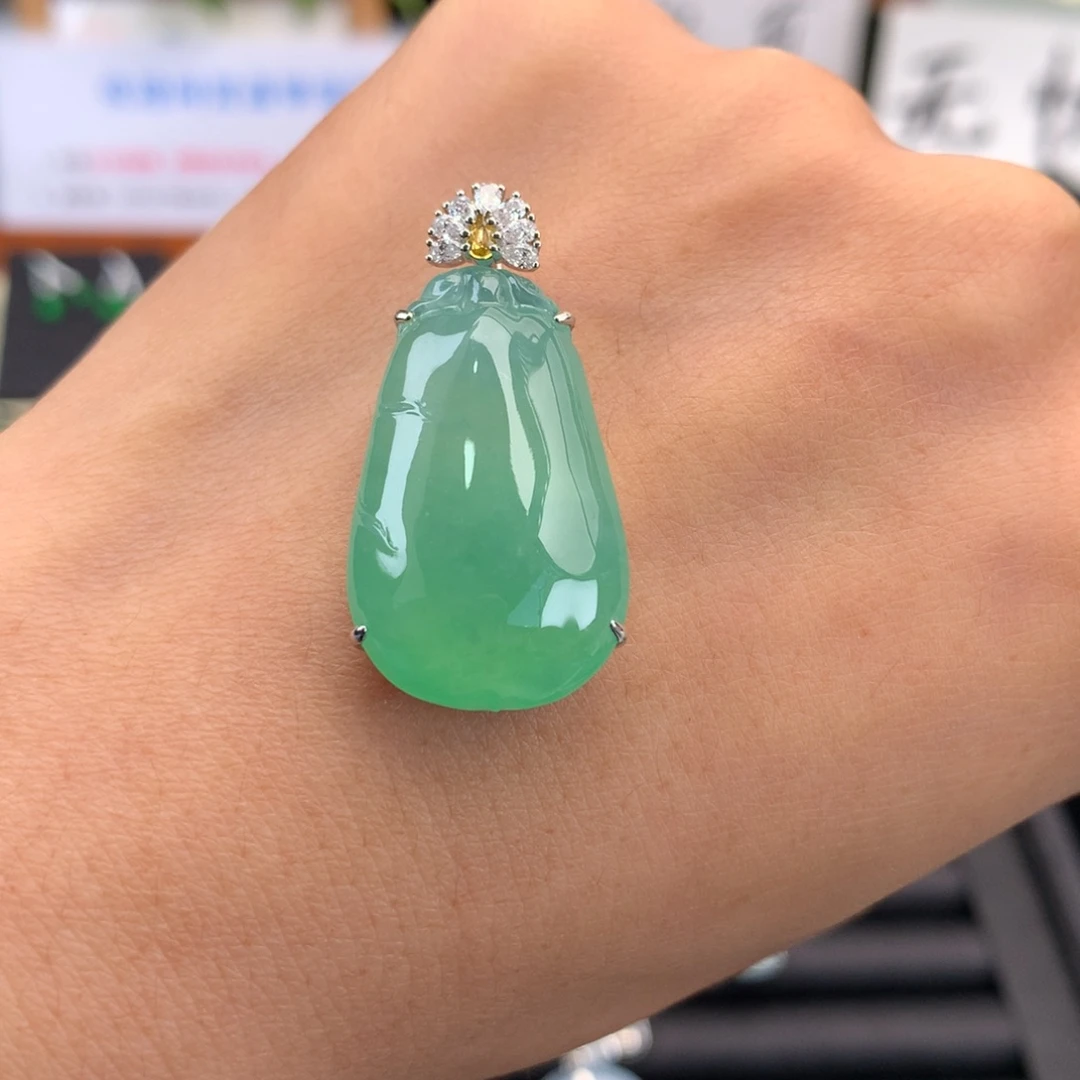 翡翠未镶嵌颈饰冰绿福瓜吊坠