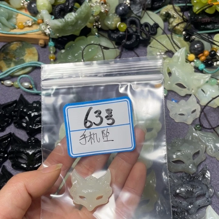 蛇纹石玉颈饰合金蹦*心