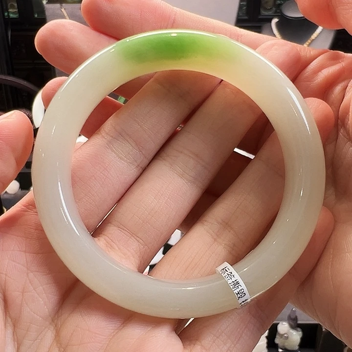 2***藏和田玉未镶嵌手镯55