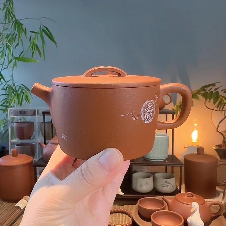 紫砂茶叶罐汉瓦壶刻绘款➕2019年荒野牡丹1斤