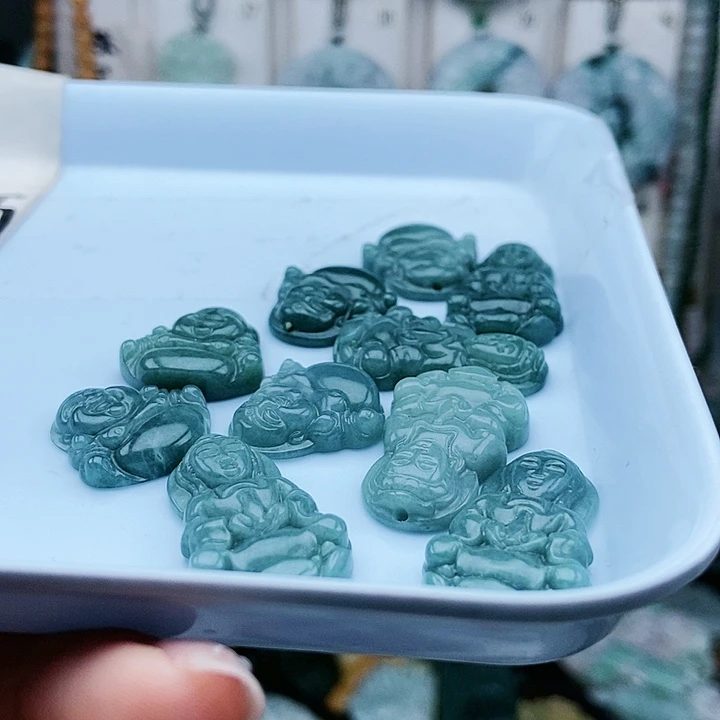 颈饰足铂镶嵌翡翠翡翠