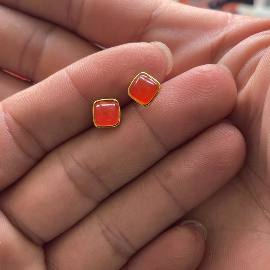 南红玛瑙银S925镶嵌冰红方糖耳钉7mm