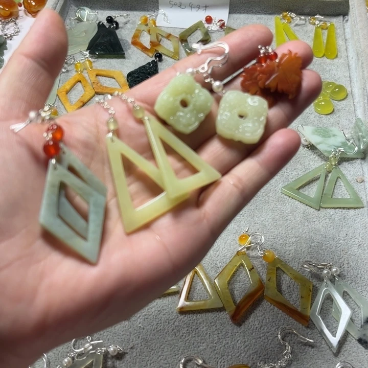 蛇纹石玉合金耳饰
