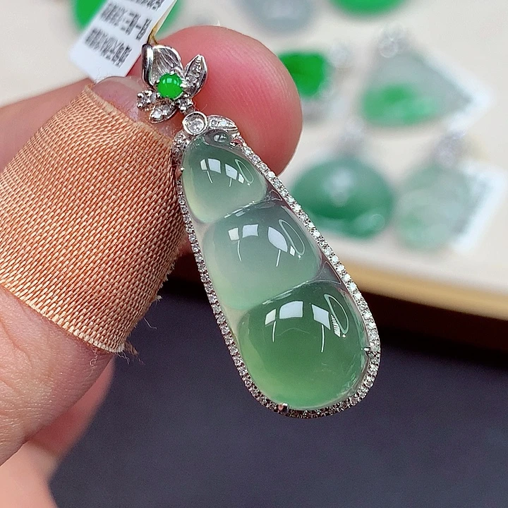 翡翠18K金镶嵌颈饰