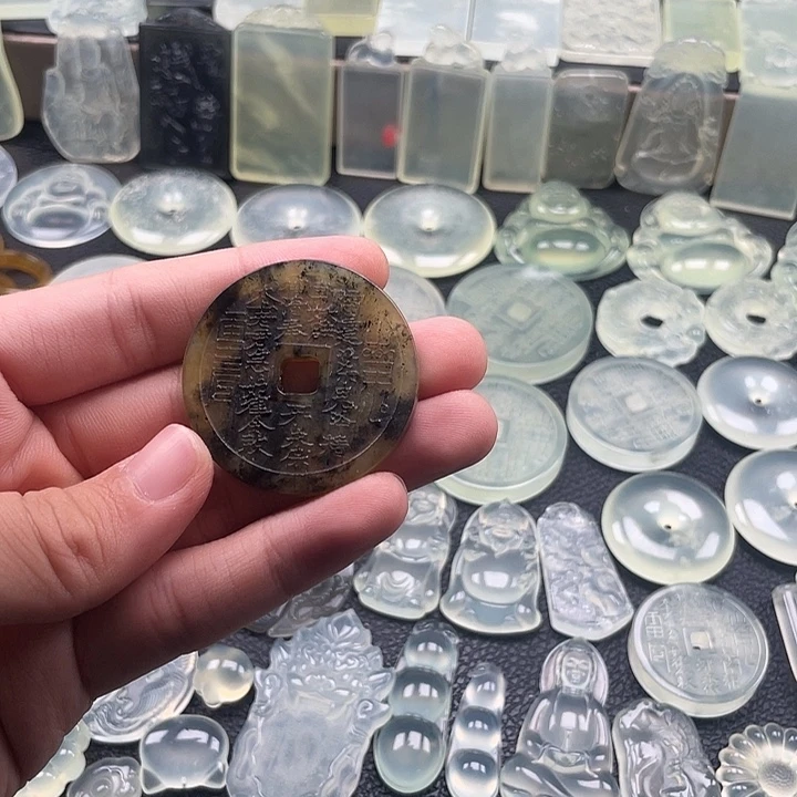 岫玉未镶嵌颈饰山鬼