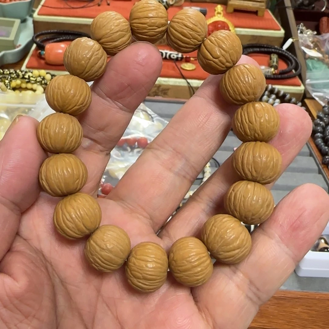 猴头核桃手串开****1猴头核桃手串戴着挺好看