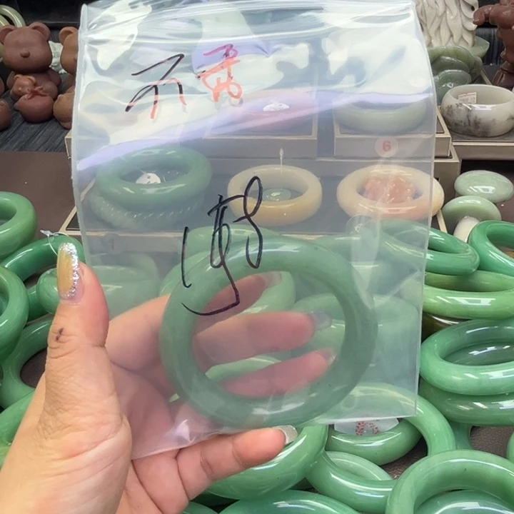 石英岩玉手镯未镶嵌不***?