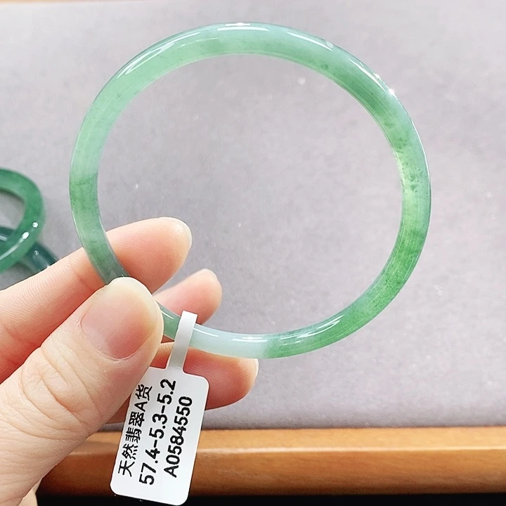 翡翠未镶嵌手镯（圆镯）