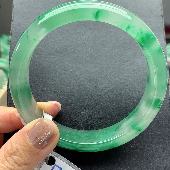 小***5石英质玉未镶嵌手镯