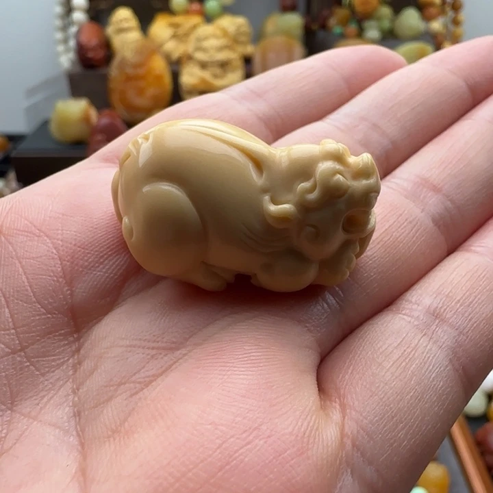 怀***瑜颈饰未镶嵌石英质玉（缅黄）