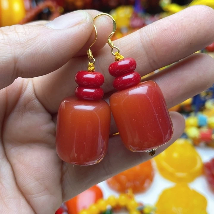 树脂制品67号红色耳坠