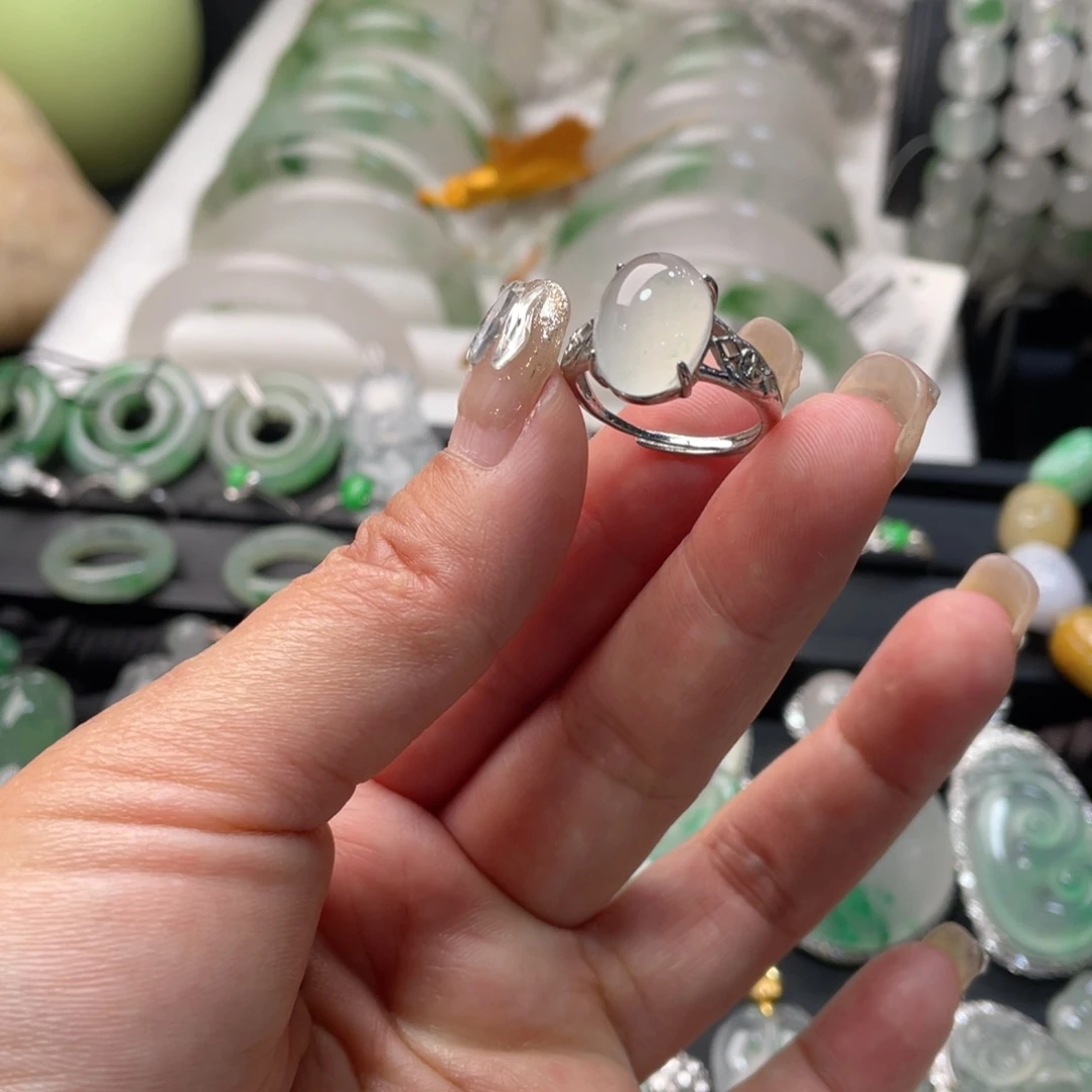 未镶嵌石英质玉戒指