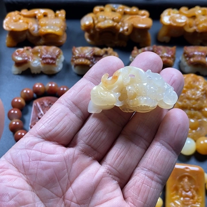 石英质玉（黄龙玉）未镶嵌颈饰