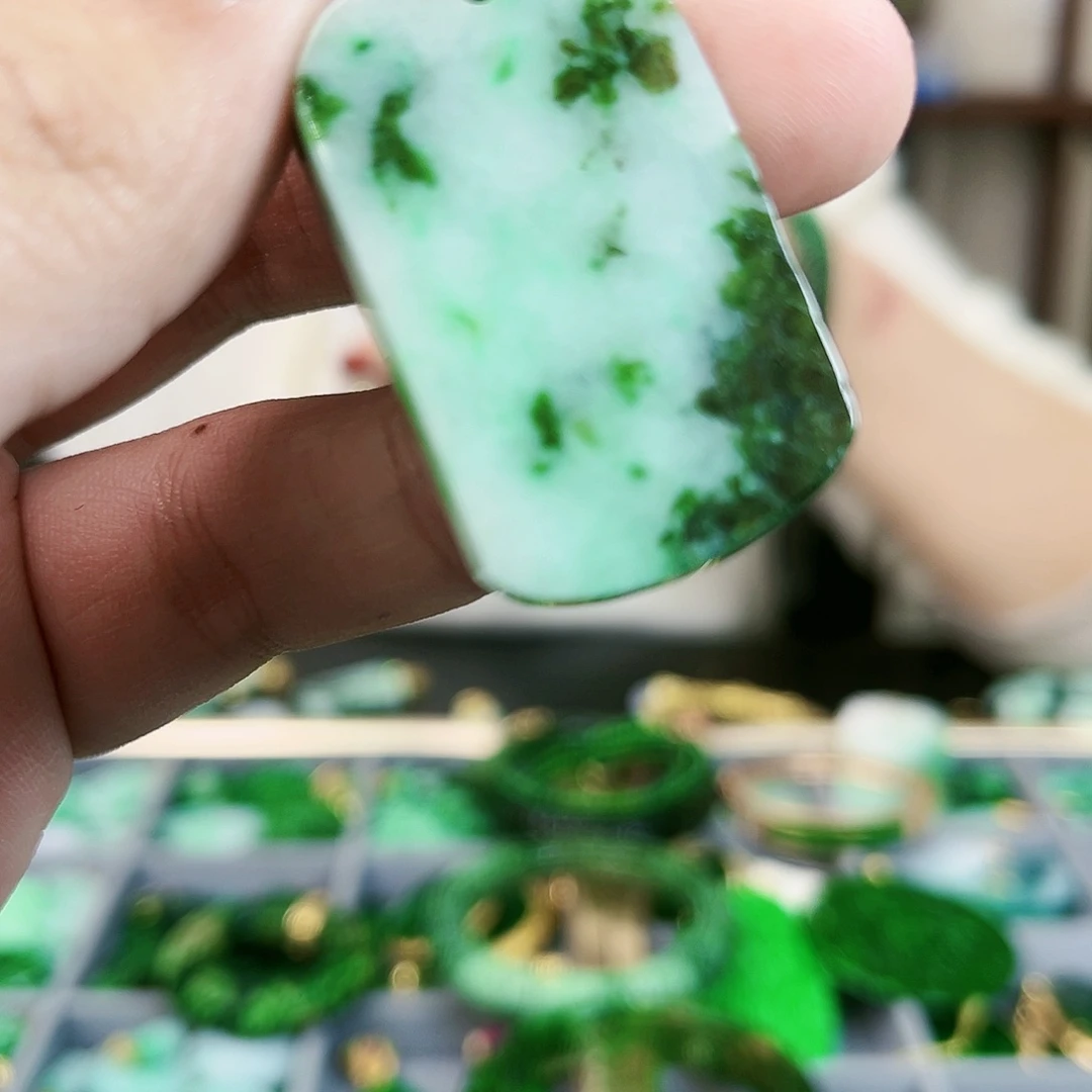 翡翠颈饰未镶嵌吊坠