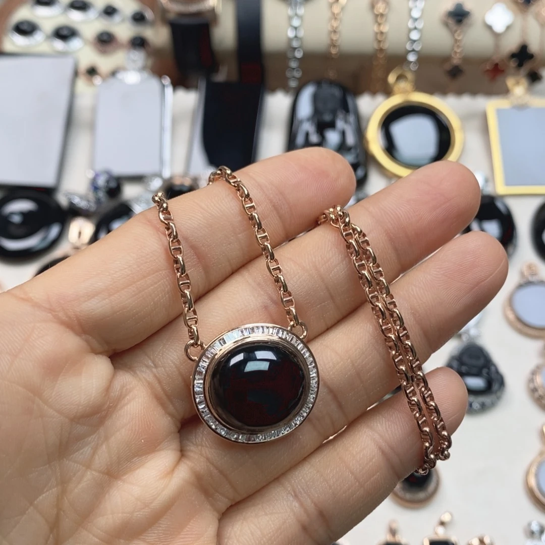 翡翠18K金镶嵌颈饰