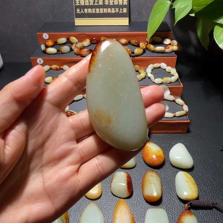 和田玉未镶嵌颈饰戏**生