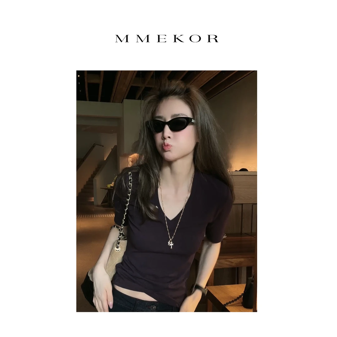 MMEKOR“魅力身材”T恤 2025新款时髦书呆子V领短袖 30136