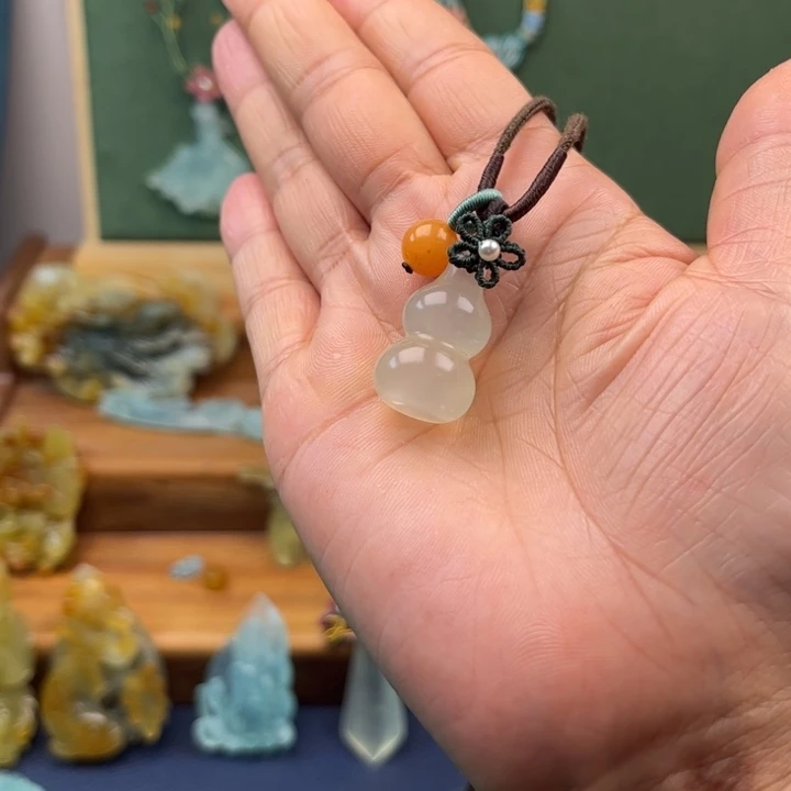 蛇纹石玉合金吊坠