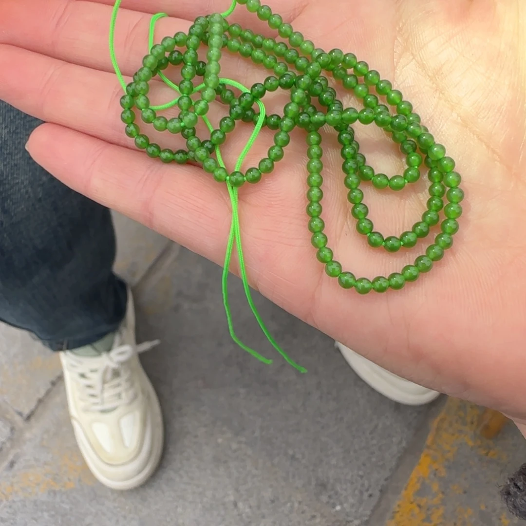 和田玉未镶嵌颈饰卡3粒阳绿色