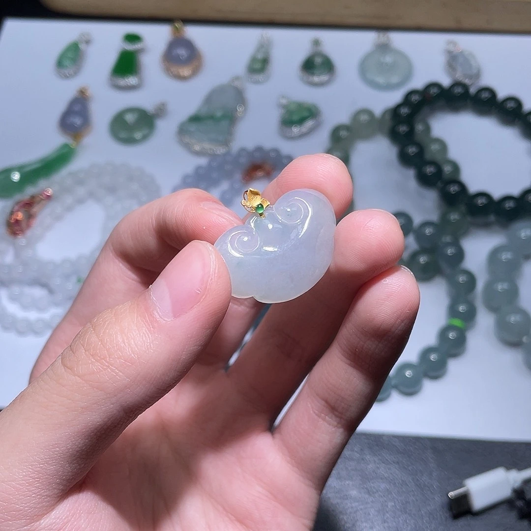 翡翠未镶嵌颈饰如意锁