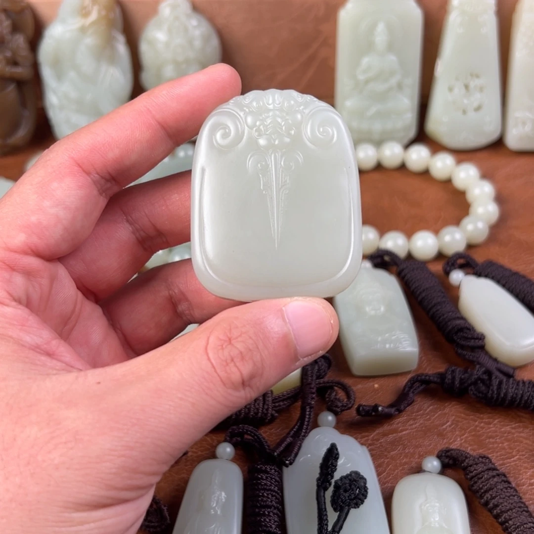 狂***兔和田玉（青白玉）未镶嵌颈饰