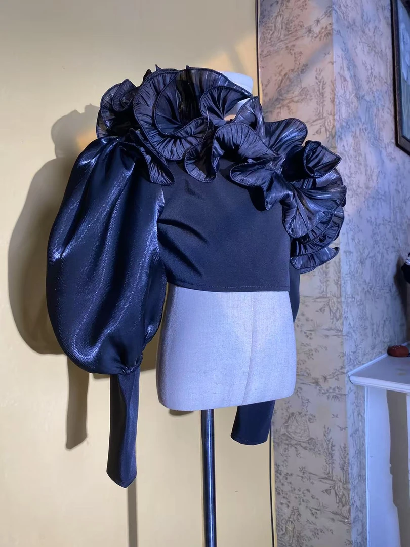 大花边斜肩上衣潮服多巴胺潮服模特走秀潮服时尚