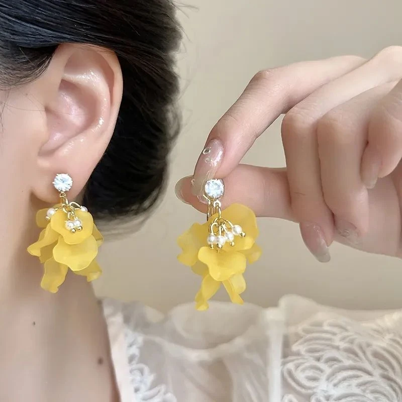 旅游配饰夸张复古黄色花瓣耳夹2025新款优雅独特设计无耳洞蚊香盘