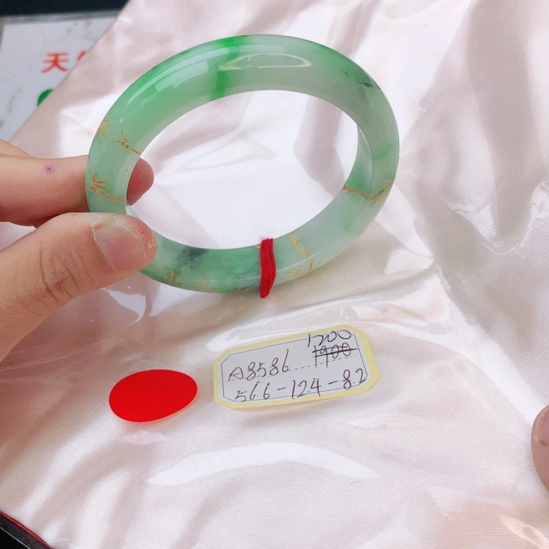 翡翠手镯未镶嵌翡翠