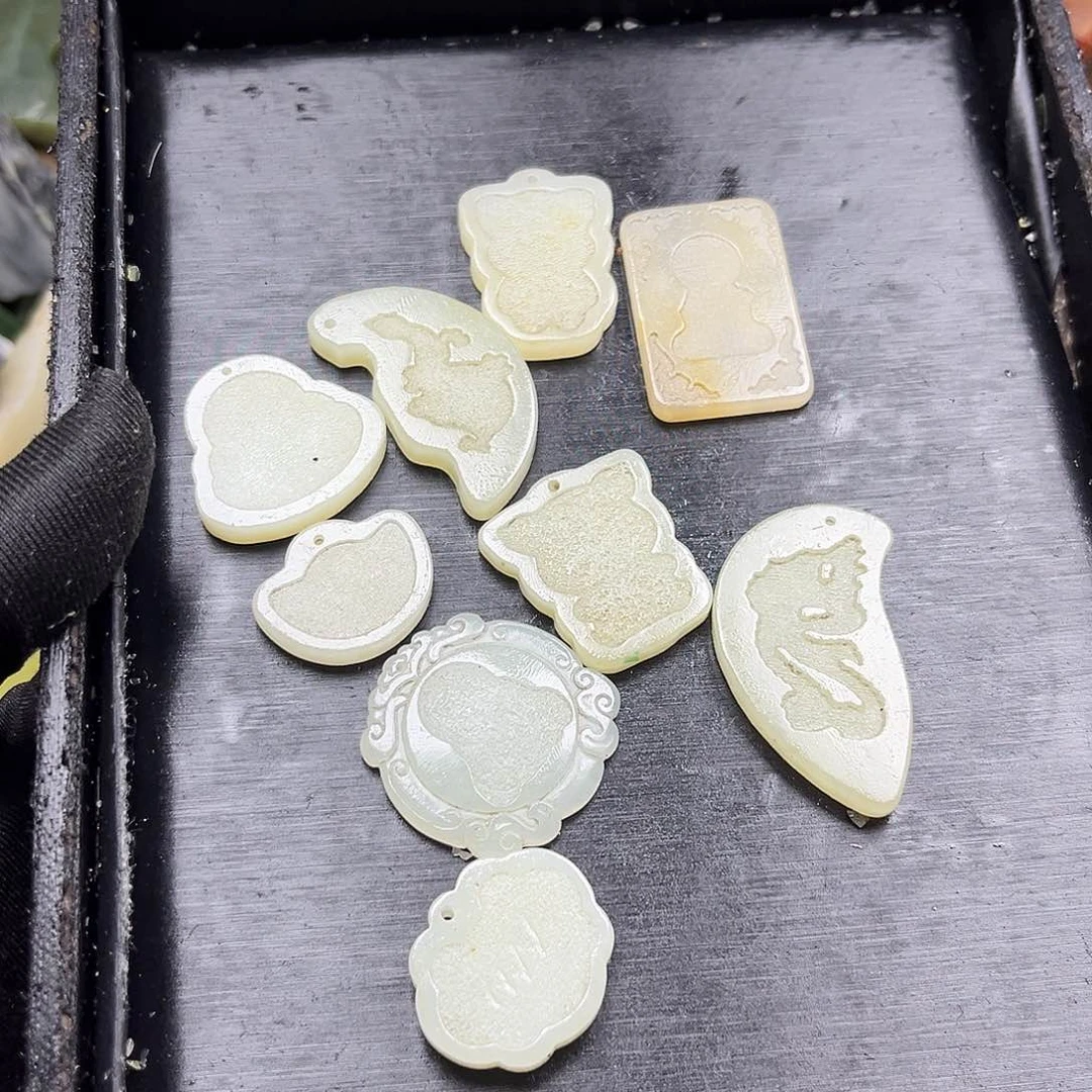 和田玉未镶嵌颈饰心**约