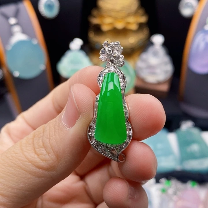 翡翠18K金镶嵌颈饰无事牌