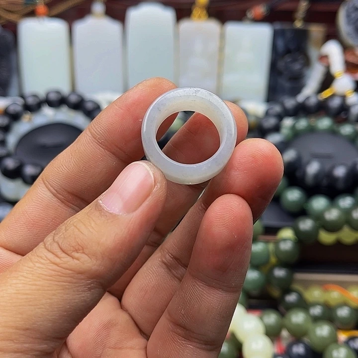 未镶嵌戒圈和田玉滚**尘