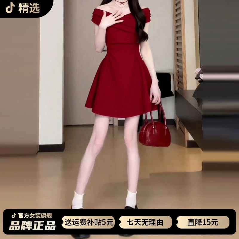 法式一字肩露肩红色连衣裙女夏2026新款小个子巨好看漂亮掐腰短裙