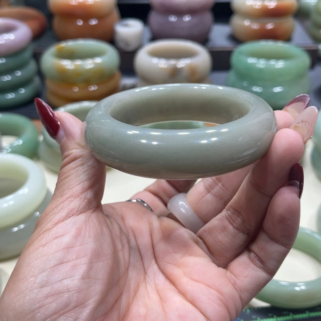 未镶嵌手镯石英岩玉