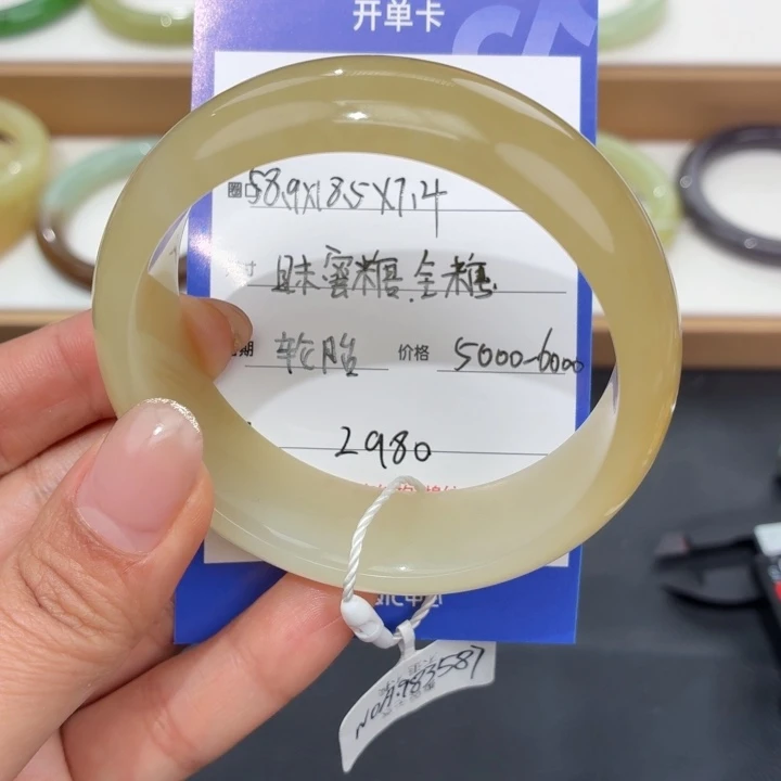 和田玉未镶嵌手镯