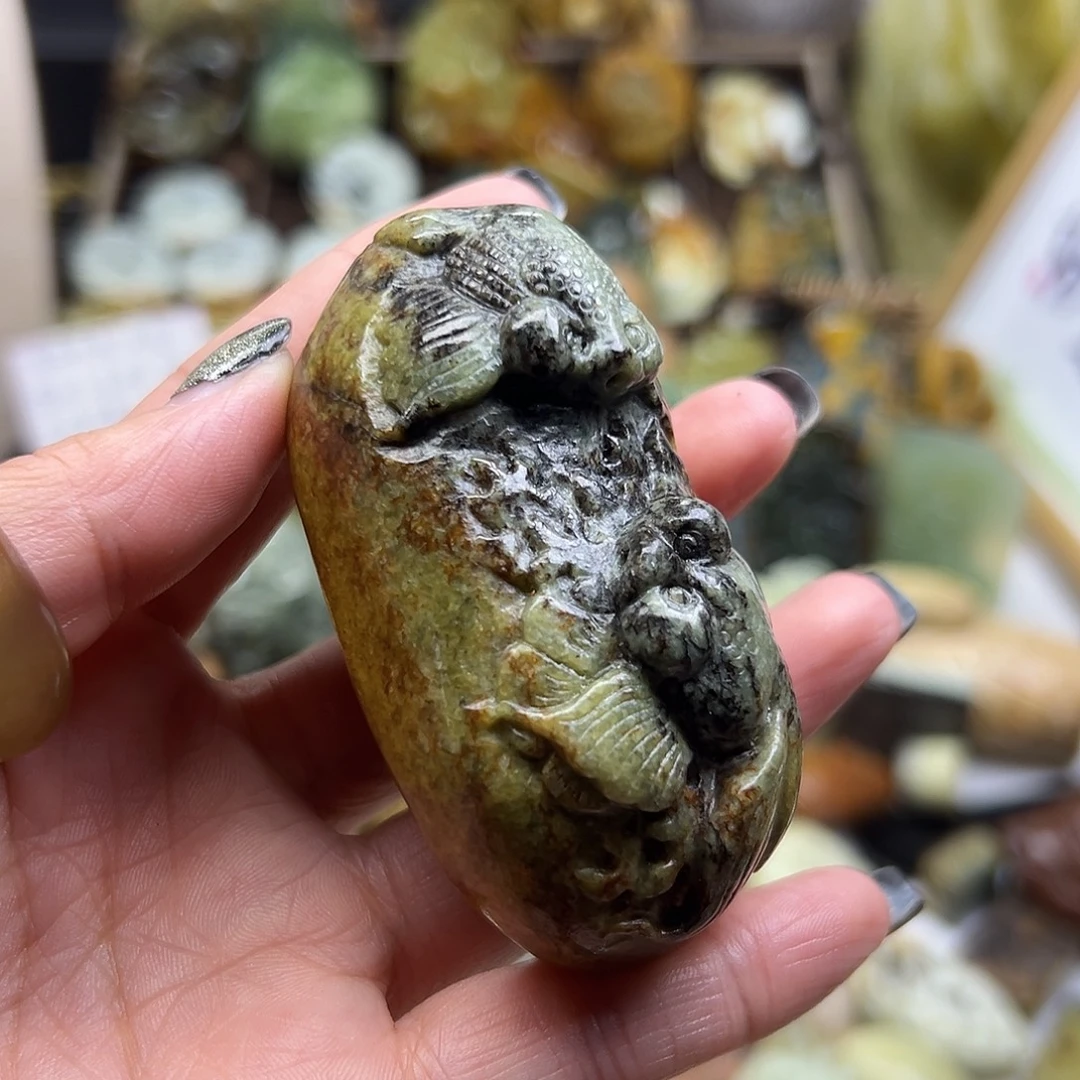 岫岩河磨玉（透闪石质玉）未镶嵌颈饰河磨玉金鱼手玩油皮子 有纹