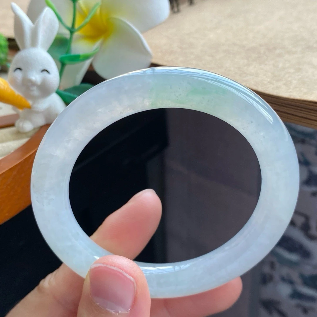 403盘冰飘绿圆条2637号52.4-9.7-9.5 素底飘绿花！天然翡翠