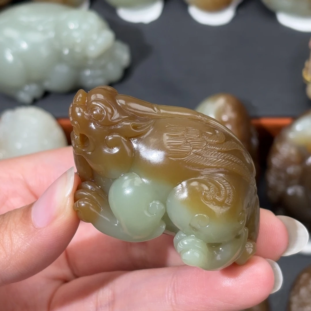 问***月和田玉未镶嵌颈饰