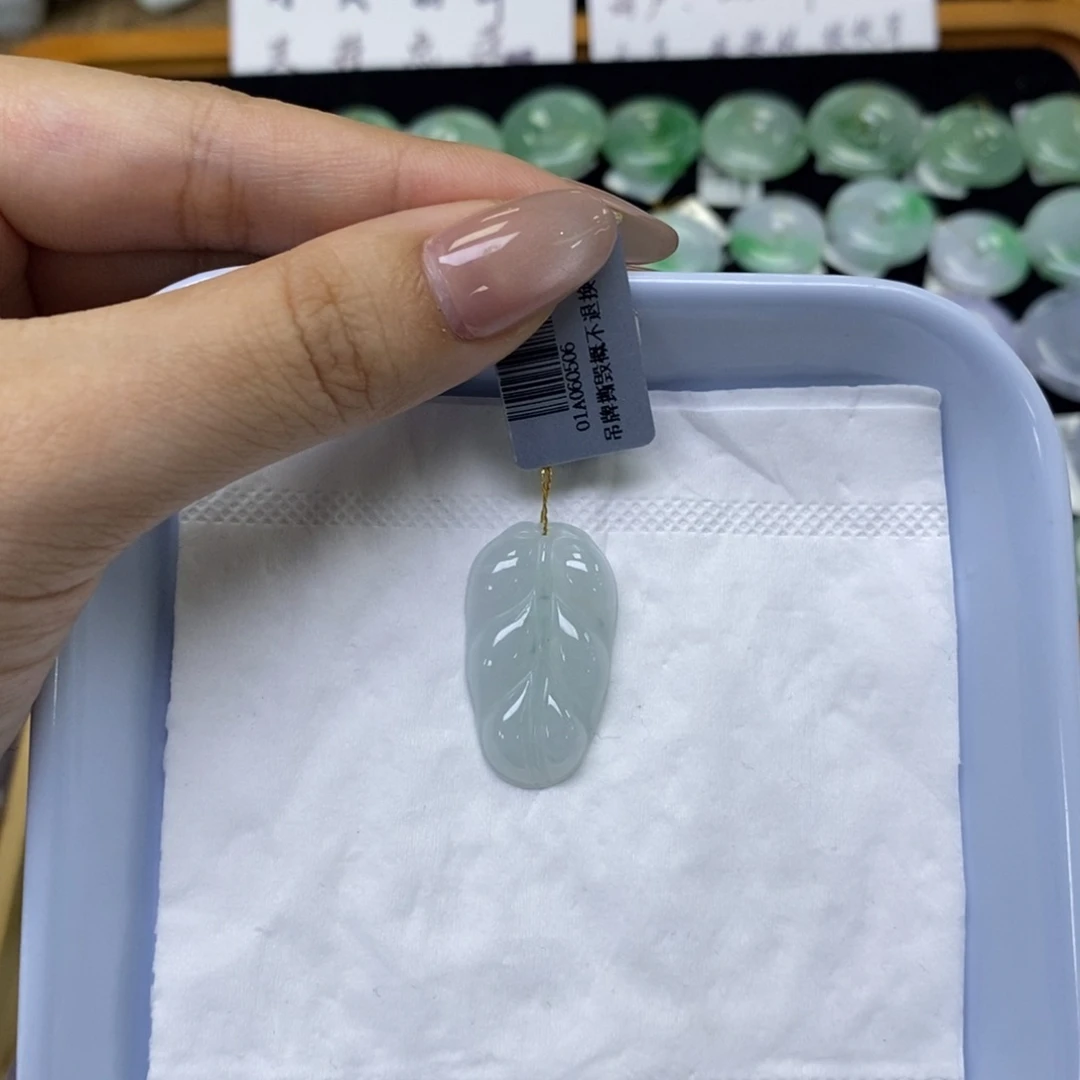 颈饰未镶嵌翡翠叶子