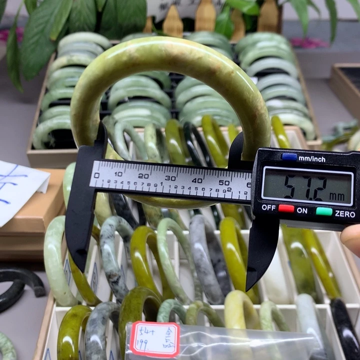 未镶嵌蛇纹石玉手镯50