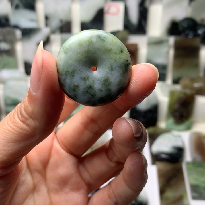 独山玉未镶嵌颈饰