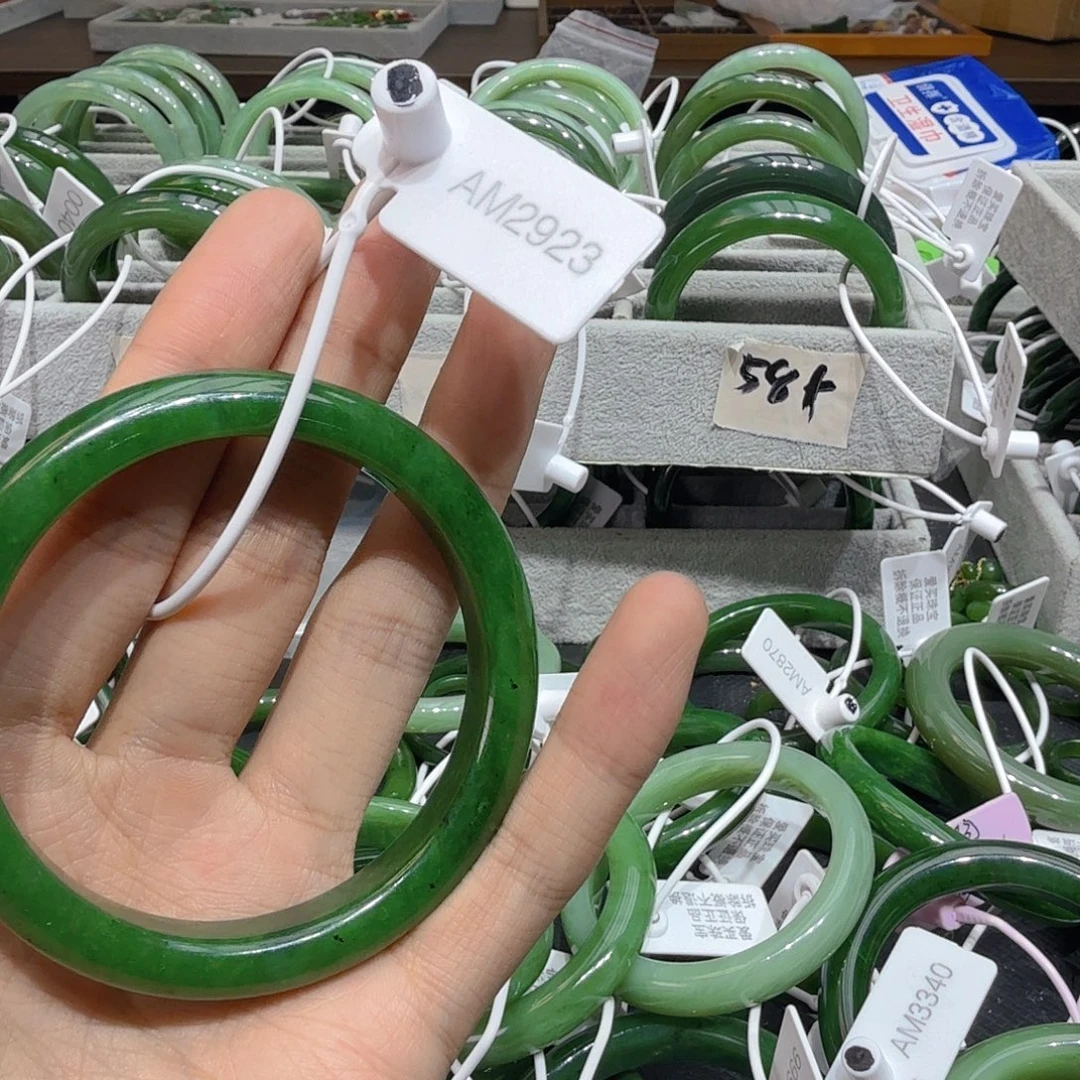 R***冉和田玉（碧玉）未镶嵌手镯