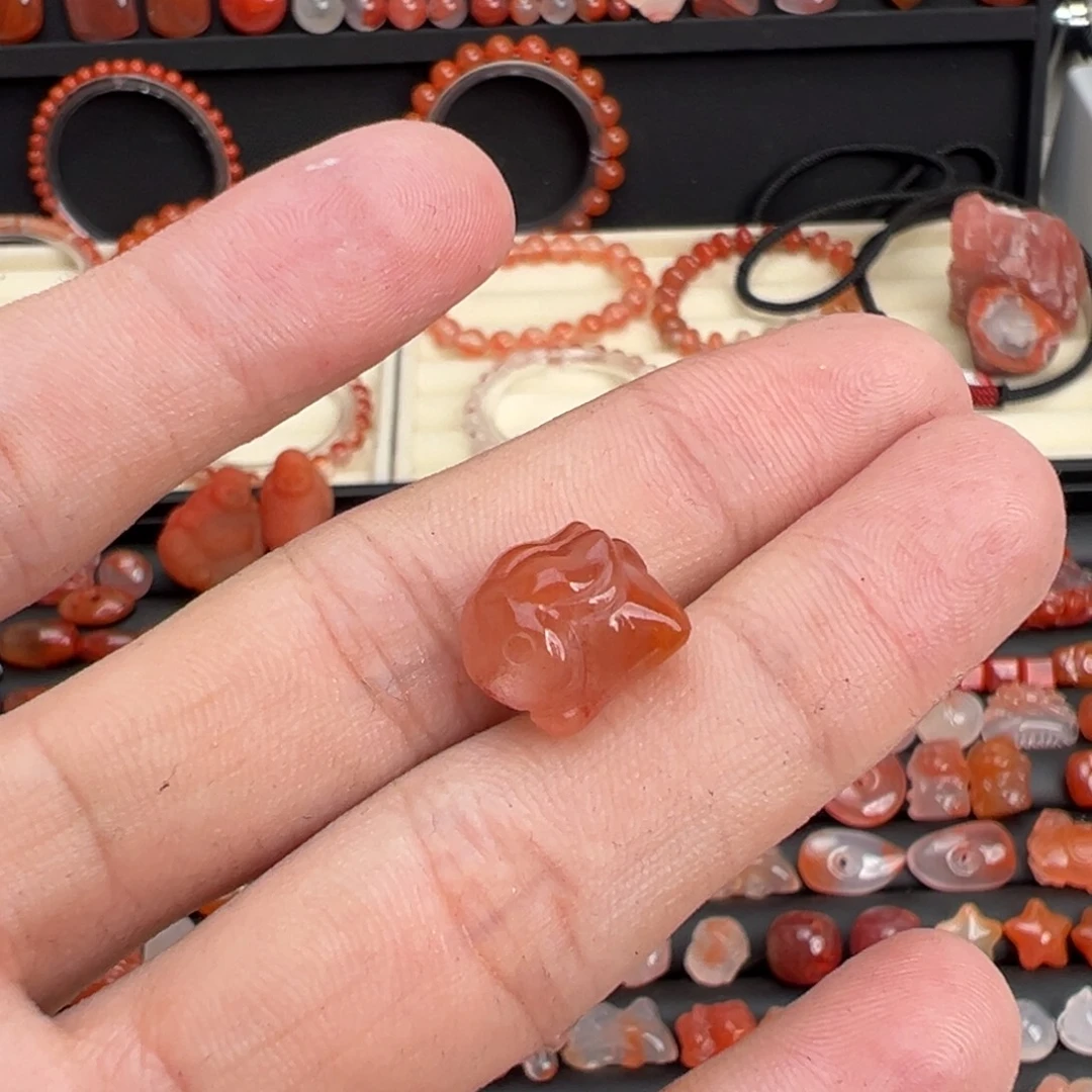 南红玛瑙未镶嵌颈饰趴趴兔