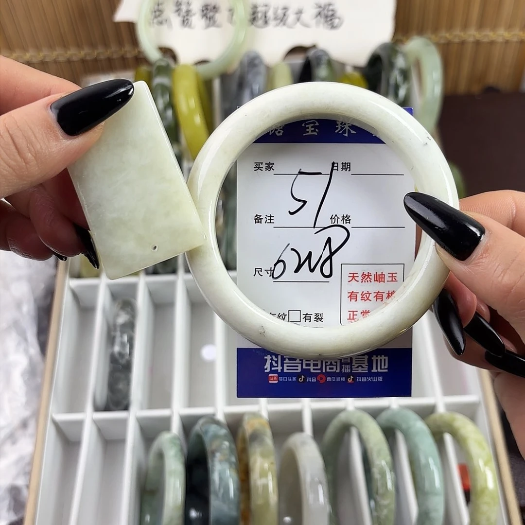 蛇纹石玉手镯未镶嵌香***?