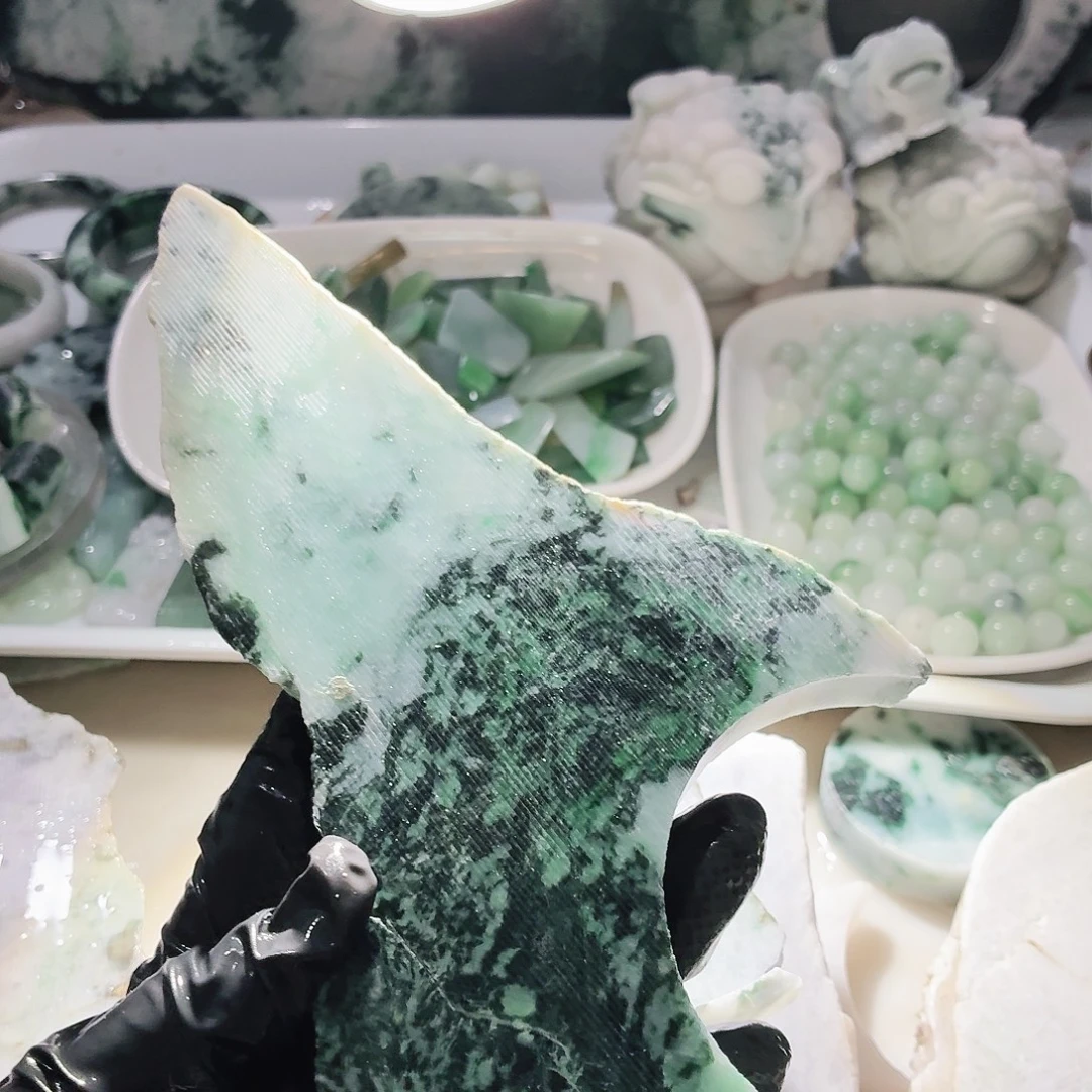 翡翠未镶嵌颈饰边角料