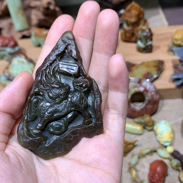 未镶嵌岫岩河磨玉(透闪石质玉)挂件