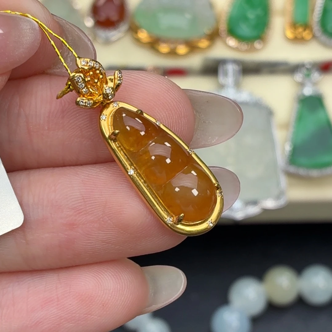 翡翠18K金镶嵌颈饰